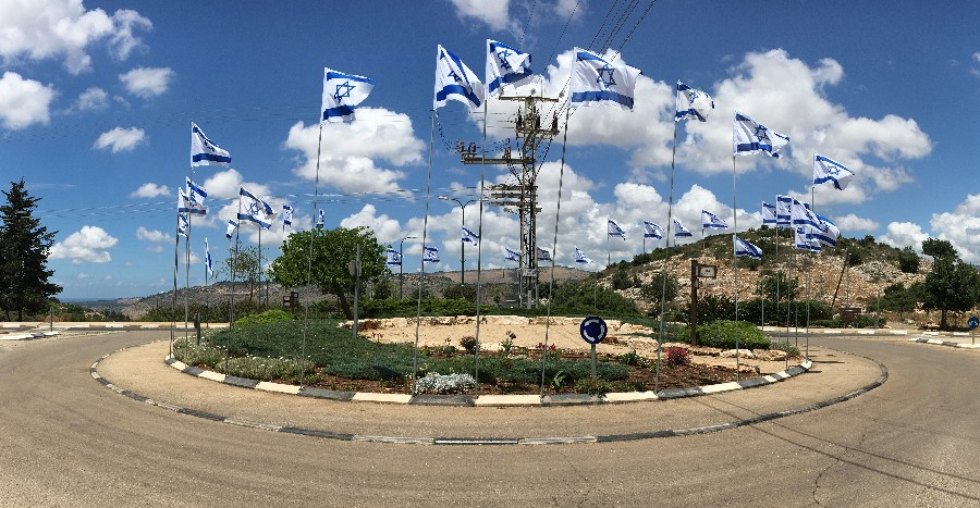 יובלים מתקשטת לקראת יום העצמאןת.
7/5/16
גבי מגן